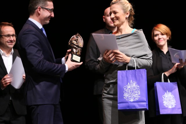 Prezydent Piotr Kuczera i Małgorzata Podzielny - dyrygent Zespołu Wokalnego Rondo - laureata Grand Prix i I miejsca w kategorii chórów kameralnych-mieszanych